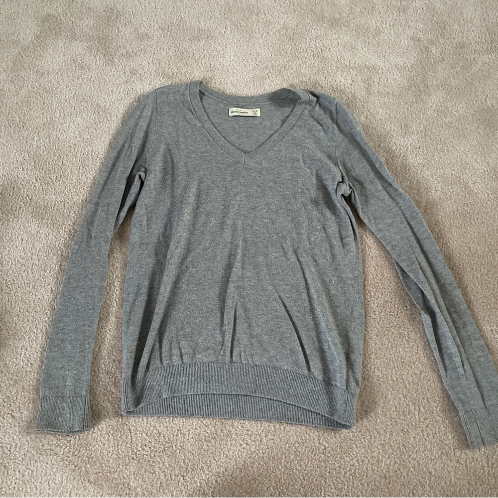 Abercrombie Kids Grey V Neck Long Sleeve in size XL/16